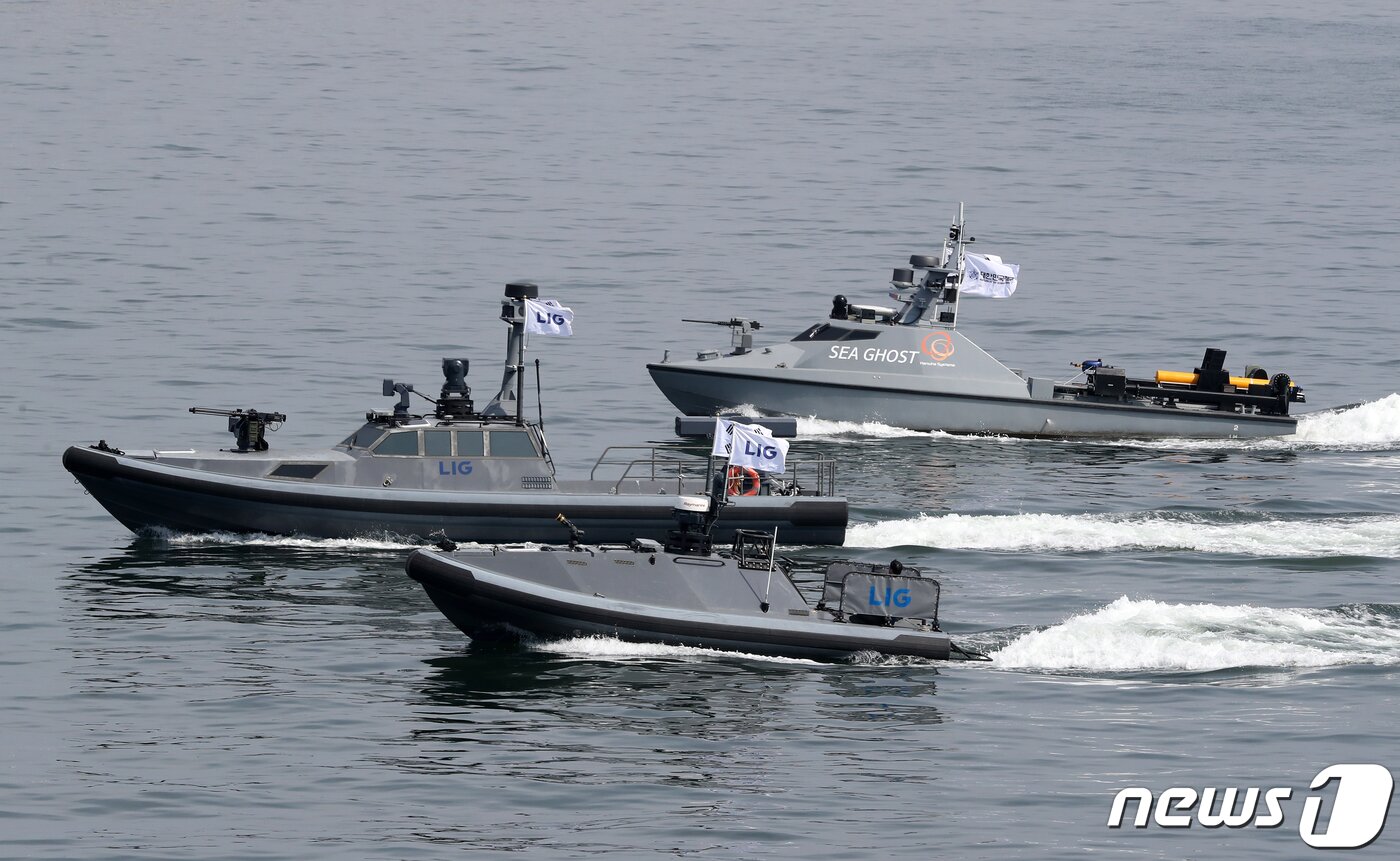 본문 이미지 - 8일 오후 부산 남구 해군작전사령부 부산작전기지에서 해양 유·무인 복합전투체계 '네이비 씨 고스트'(Navy Sea GHOST)를 적용한 상륙작전 시연이 진행되고 있다. 2023.6.8/뉴스1 ⓒ News1 윤일지 기자