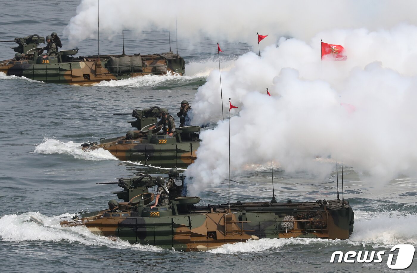 본문 이미지 - 8일 오후 부산 남구 해군작전사령부 부산작전기지에서 해양 유·무인 복합전투체계 '네이비 씨 고스트'(Navy Sea GHOST)를 적용한 상륙작전 시연이 진행되고 있다. 2023.6.8/뉴스1 ⓒ News1 윤일지 기자