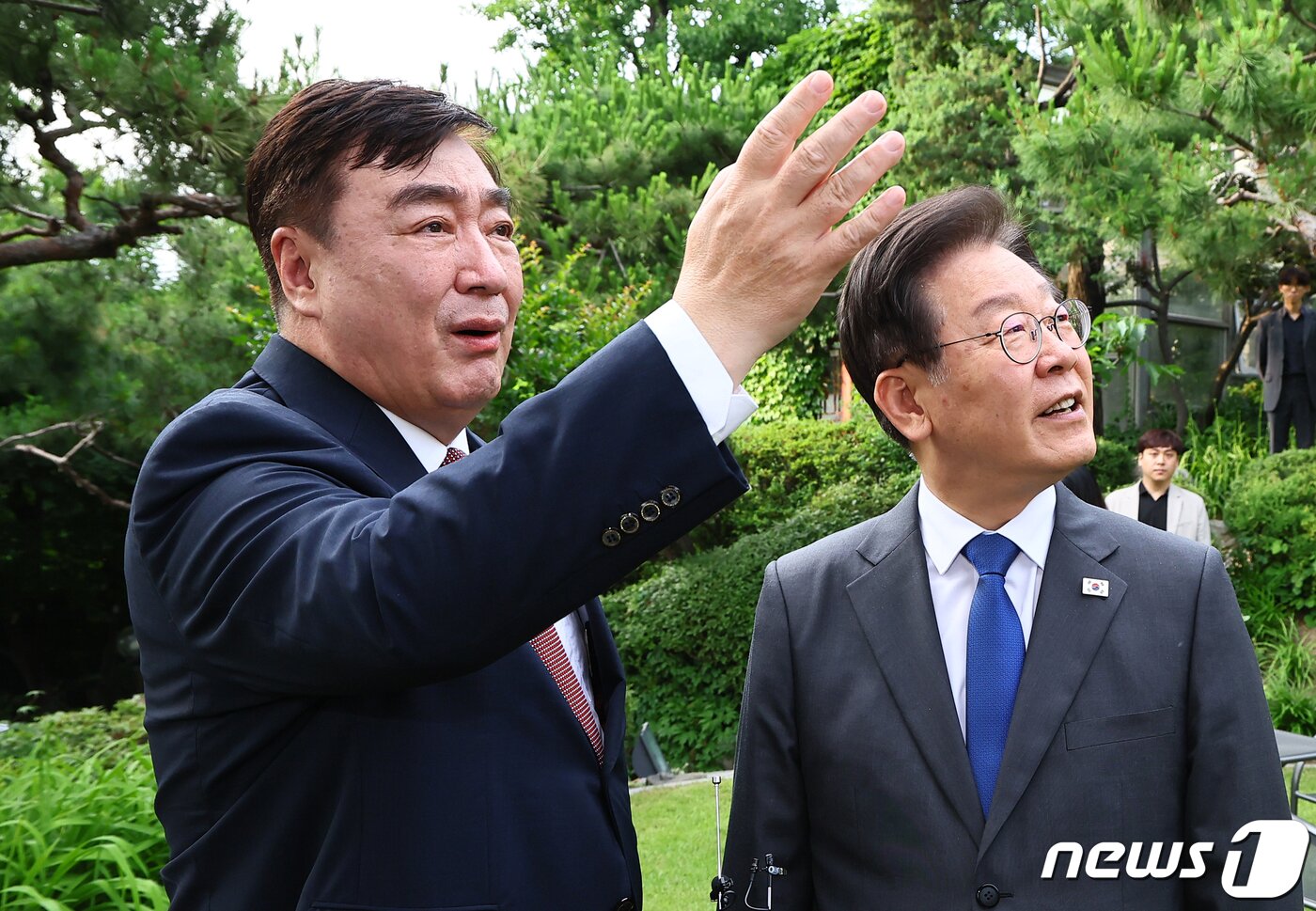 본문 이미지 - 이재명 대통령이 더불어민주당 대표 시절인 2023년 6월 성북구 중국대사관저를 방문해 싱하이밍 주한중국대사와 관저를 둘러보고 있는 모습. 2023.6.8/뉴스1 ⓒ News1 국회사진취재단