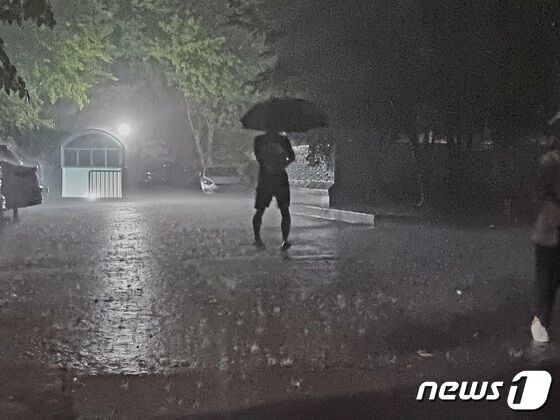 8일 오후 경기 고양 덕양구에 강한 소나기가 퍼붓고 있다. 2023.6.8/뉴스1 © News1 황덕현 기후환경전문기자