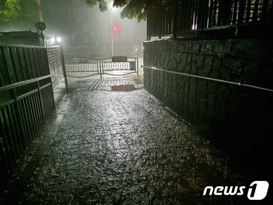 8일 오후 경기 고양 덕양구에 강한 소나기가 퍼붓고 있다. 2023.6.8/뉴스1 © News1 황덕현 기후환경전문기자