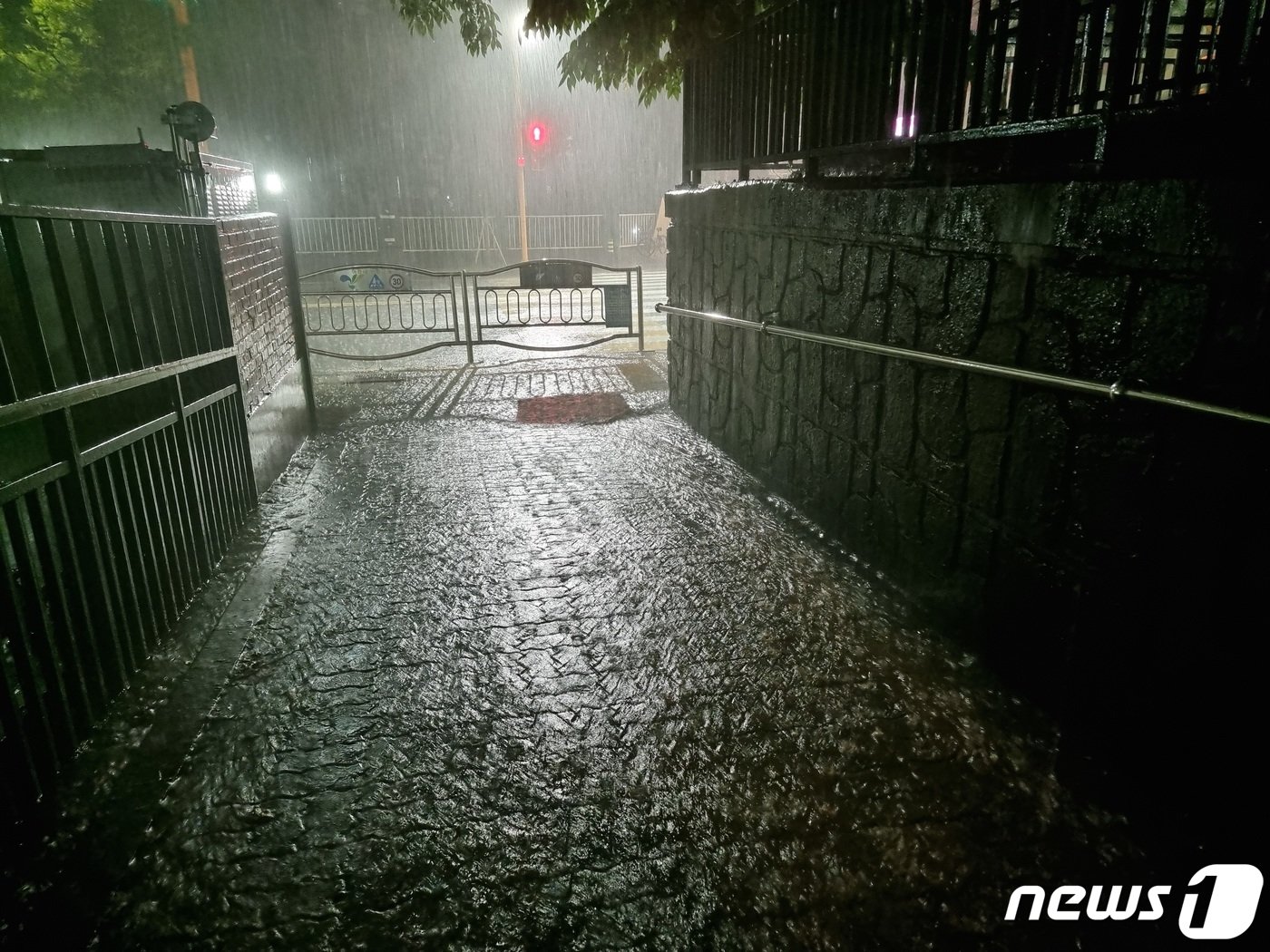 8일 오후 경기 고양 덕양구에 강한 소나기가 퍼붓고 있다. 2023.6.8/뉴스1 ⓒ News1 황덕현 기후환경전문기자