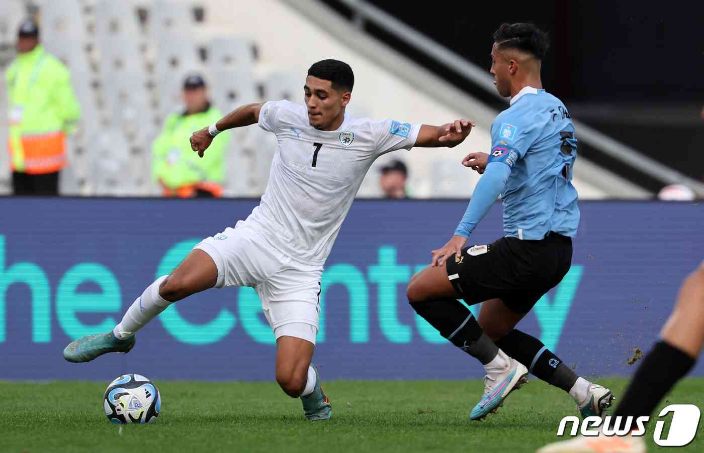 8일(현지시간) 아르헨티나 라플라타 라플라 스타디움에서 열린 'FIFA U-20 월드컵 아르헨티나 2023' 준결승전 이스라엘과 우루과이의 경기에서 이스라엘 칼라일리가 드리블 돌파하고 있다. 2023.6.9/뉴스1 © News1 이승배 기자