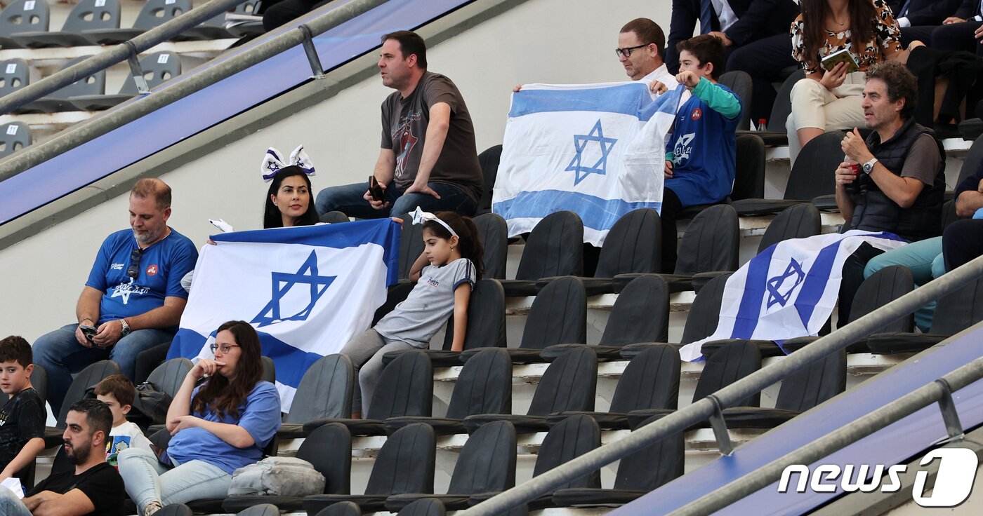 본문 이미지 - 8일(현지시간) 아르헨티나 라플라타 라플라 스타디움에서 열린 'FIFA U-20 월드컵 아르헨티나 2023' 준결승전 이스라엘과 우루과이의 경기에서 이스라엘 응원단이 경기를 지켜보고 있다. 2023.6.9/뉴스1 ⓒ News1 이승배 기자