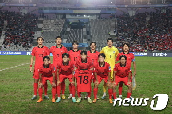 8일(현지시간) 아르헨티나 라플라타 라플라 스타디움에서 열린 'FIFA U-20 월드컵 아르헨티나 2023' 준결승전 한국과 이탈리아의 경기에서 대한민국 선수들이 경기에 앞서 기념 촬영하고 있다. 2023.6.9/뉴스1 © News1 이승배 기자