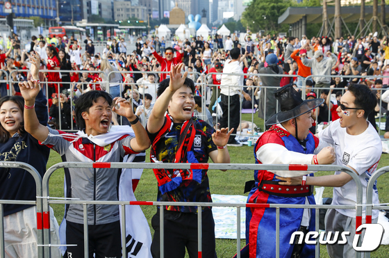 한국 득점에 환호하는 시민들