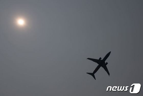 미국 버지니아주 알링턴의 로널드 레이건 국립 공항서 보잉 737 여객기가 이륙을 하고 있다. 2023.6.9 © AFP=뉴스1 © News1 우동명 기자