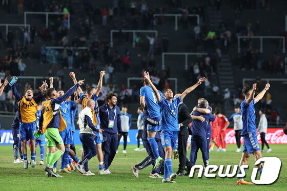 8일(현지시간) 아르헨티나 라플라타 라플라 스타디움에서 열린 'FIFA U-20 월드컵 아르헨티나 2023' 준결승전 한국과 이탈리아의 경기에서 2대1로 승리한 이탈리아 선수들이 기뻐하고 있다. 2023.6.9/뉴스1 © News1 이승배 기자