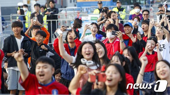 U-20 월드컵 준결승전 대한민국과 이탈리아의 경기가 열린 9일 서울 광화문광장에 거리응원을 나온 시민들이 대한민국의 첫 득점이 나오자 환호하고 있다. 2023.6.9/뉴스1 © News1 김도우 기자