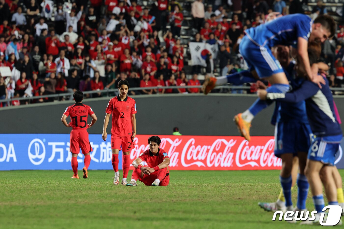 본문 이미지 - 8일(현지시간) 아르헨티나 라플라타 라플라 스타디움에서 열린 'FIFA U-20 월드컵 아르헨티나 2023' 준결승전 한국과 이탈리아의 경기에서 1대2로 패배한 한국 선수들이 아쉬워하고 있다. 2023.6.9/뉴스1 ⓒ News1 이승배 기자