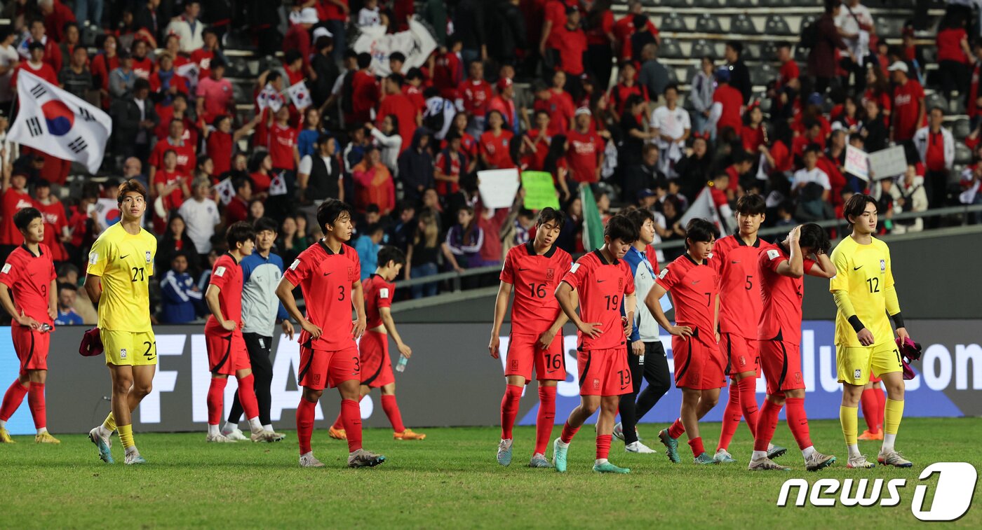 본문 이미지 - 8일(현지시간) 아르헨티나 라플라타 라플라 스타디움에서 열린 'FIFA U-20 월드컵 아르헨티나 2023' 준결승전 한국과 이탈리아의 경기에서 1대2로 패배한 한국 선수들이 아쉬워하고 있다. 2023.6.9/뉴스1 ⓒ News1 이승배 기자