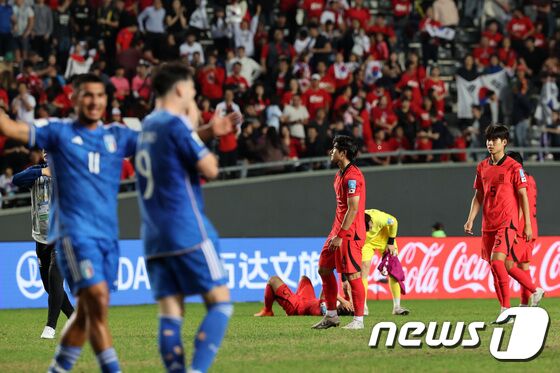 8일(현지시간) 아르헨티나 라플라타 라플라 스타디움에서 열린 'FIFA U-20 월드컵 아르헨티나 2023' 준결승전 한국과 이탈리아의 경기에서 1대2로 패배한 한국 선수들이 아쉬워하고 있다. 2023.6.9/뉴스1 © News1 이승배 기자