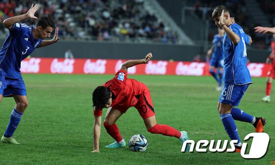 8일(현지시간) 아르헨티나 라플라타 라플라 스타디움에서 열린 'FIFA U-20 월드컵 아르헨티나 2023' 준결승전 한국과 이탈리아의 경기에서 배준호가 드리블하고 있다. 2023.6.9/뉴스1 © News1 이승배 기자