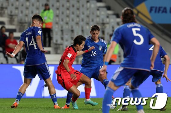 8일(현지시간) 아르헨티나 라플라타 라플라 스타디움에서 열린 'FIFA U-20 월드컵 아르헨티나 2023' 준결승전 한국과 이탈리아의 경기에서 배서준이 드리블 도중 상대 거친 수비에 넘어지고 있다. 2023.6.9/뉴스1 © News1 이승배 기자