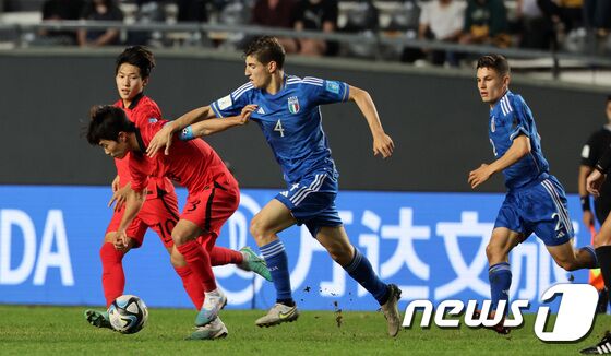 8일(현지시간) 아르헨티나 라플라타 라플라 스타디움에서 열린 'FIFA U-20 월드컵 아르헨티나 2023' 준결승전 한국과 이탈리아의 경기에서 이승원이 드리블 도중 넘어지고 있다. 2023.6.9/뉴스1 © News1 이승배 기자