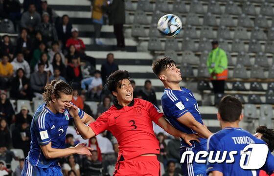 8일(현지시간) 아르헨티나 라플라타 라플라 스타디움에서 열린 'FIFA U-20 월드컵 아르헨티나 2023' 준결승전 한국과 이탈리아의 경기에서 황인택이 공중볼 경합을 벌이고 있다. 2023.6.9/뉴스1 © News1 이승배 기자