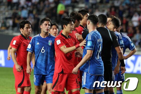 8일(현지시간) 아르헨티나 라플라타 라플라 스타디움에서 열린 'FIFA U-20 월드컵 아르헨티나 2023' 준결승전 한국과 이탈리아의 경기에서 양팀간의 충돌로 심판이 제지하고 있다. 2023.6.9/뉴스1 © News1 이승배 기자