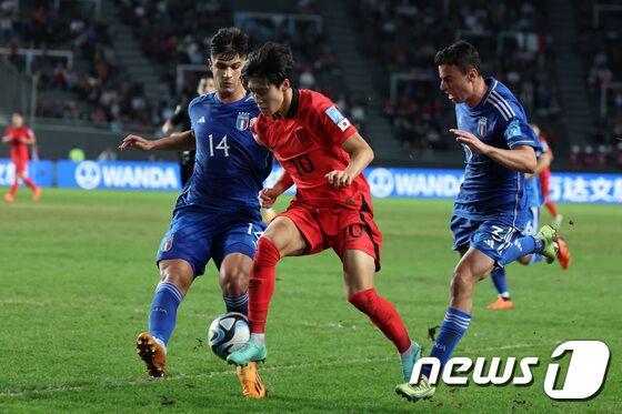 8일(현지시간) 아르헨티나 라플라타 라플라 스타디움에서 열린 'FIFA U-20 월드컵 아르헨티나 2023' 준결승전 한국과 이탈리아의 경기에서 배준호가 상대수비를 피해 돌파하고 있다. 2023.6.9/뉴스1 © News1 이승배 기자