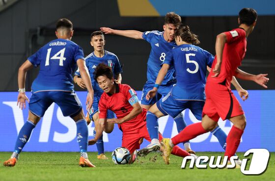 8일(현지시간) 아르헨티나 라플라타 라플라 스타디움에서 열린 'FIFA U-20 월드컵 아르헨티나 2023' 준결승전 한국과 이탈리아의 경기에서 이승원이 드리블 도중 상대수비에 막혀 넘어지고 있다. 2023.6.9/뉴스1 © News1 이승배 기자