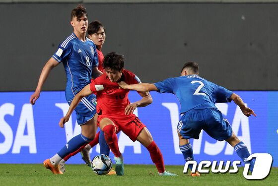 8일(현지시간) 아르헨티나 라플라타 라플라 스타디움에서 열린 'FIFA U-20 월드컵 아르헨티나 2023' 준결승전 한국과 이탈리아의 경기에서 배준호가 드리블 돌파하고 있다. 2023.6.9/뉴스1 © News1 이승배 기자