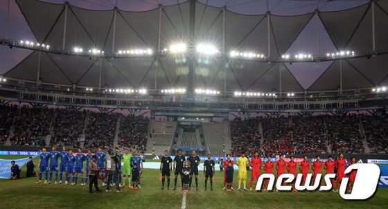 8일(현지시간) 아르헨티나 라플라타 라플라 스타디움에서 열린 'FIFA U-20 월드컵 아르헨티나 2023' 준결승전 한국과 이탈리아의 경기에서 한국과 이탈리아 대표팀이 도열해 있다. 2023.6.9/뉴스1 © News1 이승배 기자