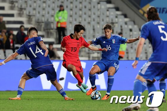 8일(현지시간) 아르헨티나 라플라타 라플라 스타디움에서 열린 'FIFA U-20 월드컵 아르헨티나 2023' 준결승전 한국과 이탈리아의 경기에서 배서준이 돌파하고 있다. 2023.6.9/뉴스1 © News1 이승배 기자