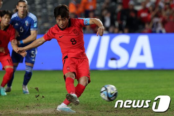 8일(현지시간) 아르헨티나 라플라타 라플라 스타디움에서 열린 'FIFA U-20 월드컵 아르헨티나 2023' 준결승전 한국과 이탈리아의 경기에서 이승원이 패널티킥을 차고 있다. 2023.6.9/뉴스1 © News1 이승배 기자