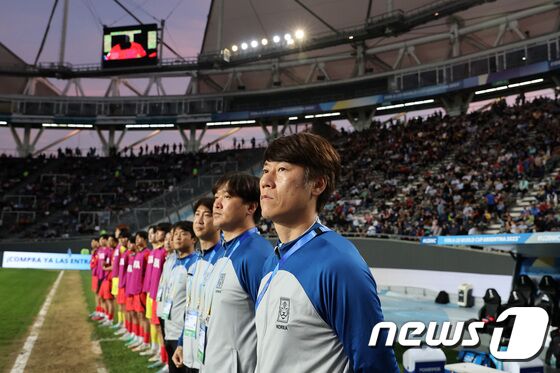 8일(현지시간) 아르헨티나 라플라타 라플라 스타디움에서 열린 'FIFA U-20 월드컵 아르헨티나 2023' 준결승전 한국과 이탈리아의 경기에서 김은중 한국 대표팀 감독이 도열해 있다. 2023.6.9/뉴스1 © News1 이승배 기자