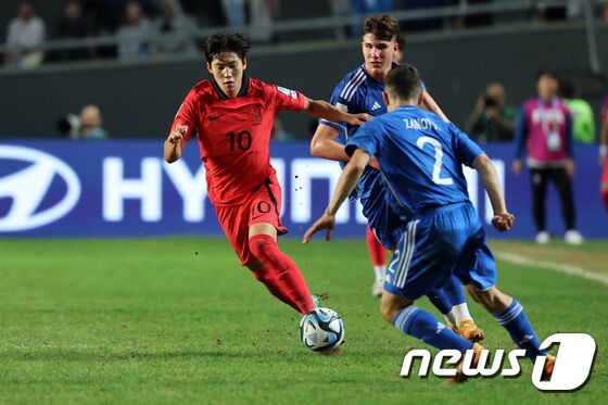 8일(현지시간) 아르헨티나 라플라타 라플라 스타디움에서 열린 'FIFA U-20 월드컵 아르헨티나 2023' 준결승전 한국과 이탈리아의 경기에서 배준호가 돌파하고 있다. 2023.6.9/뉴스1 © News1 이승배 기자