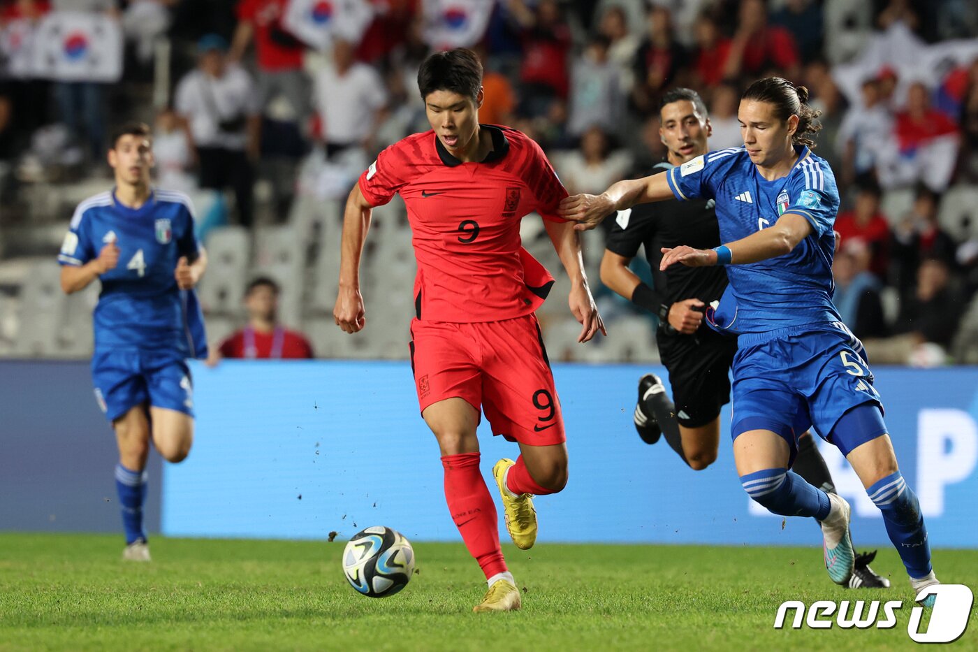 본문 이미지 - 8일&#40;현지시간&#41; 아르헨티나 라플라타 라플라 스타디움에서 열린 &#39;FIFA U-20 월드컵 아르헨티나 2023&#39; 준결승전 한국과 이탈리아의 경기에서 이영준이 드리블하고 있다. 2023.6.9/뉴스1 ⓒ News1 이승배 기자