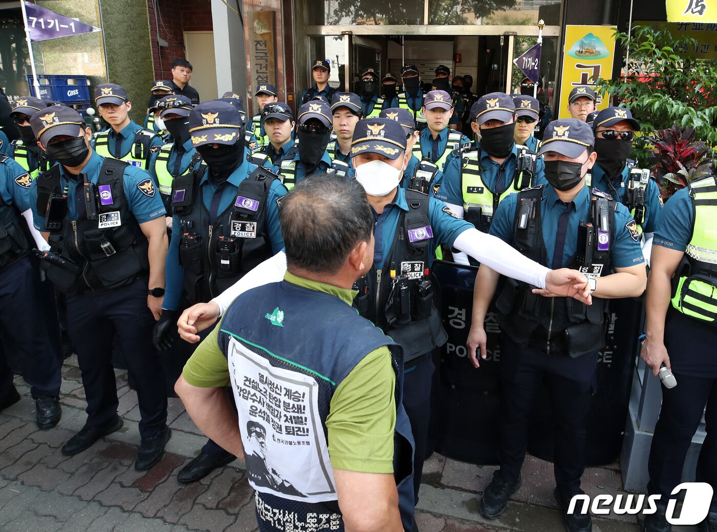 본문 이미지 - 경찰이 9일 오전 건설노조 사무실을 압수수색하면서 출입을 통제하고 있다. 2023.6.9/뉴스1 ⓒ News1 구윤성 기자