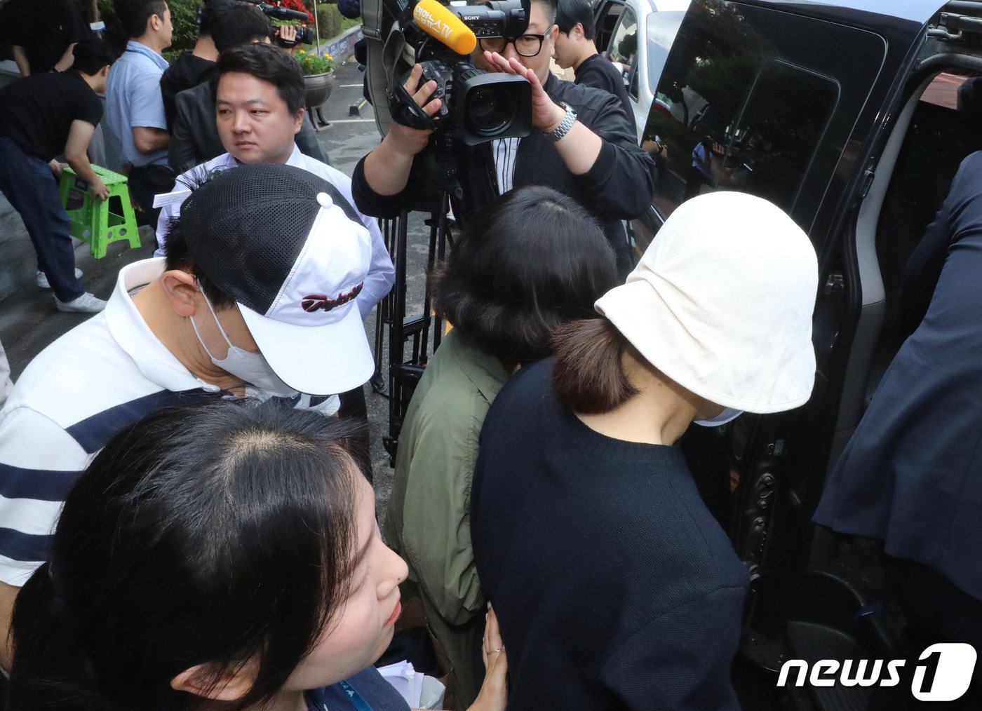 본문 이미지 - 동탄신도시 전세사기 사건 관련 임대인과 공인중개사들이 9일 오전 경기 수원시 영통구 수원남부경찰서 유치장에서 나와 검찰로 송치되고 있다.  2023.6.9/뉴스1 ⓒ News1 김영운 기자