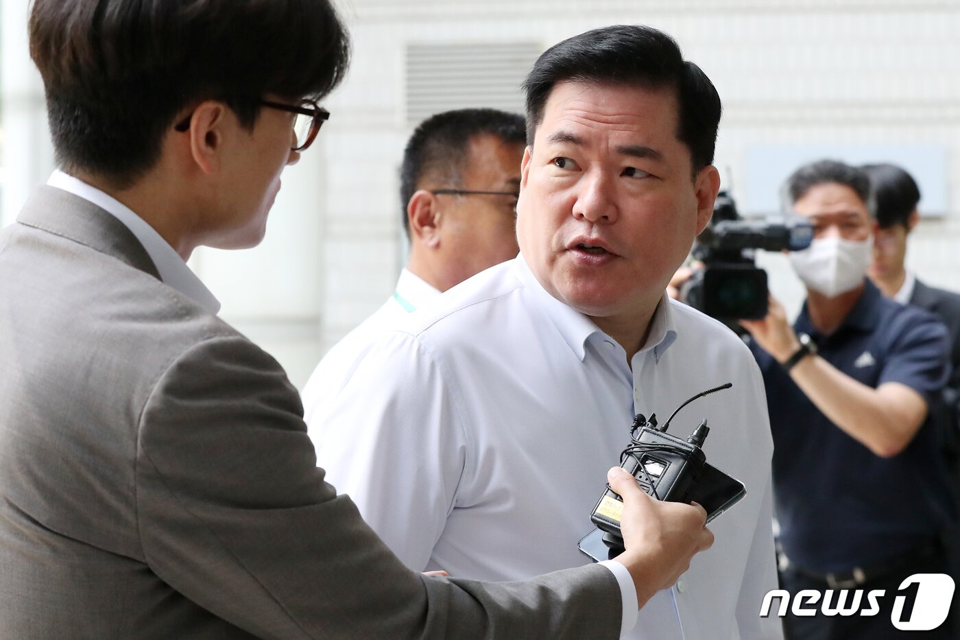 본문 이미지 - 유동규 전 성남도시개발공사 기획본부장이 9일 오전 서울 서초구 중앙지방법원에서 열린 대장동 개발사업 관련 특정범죄가중처벌 등에 관한 법률위반(뇌물) 등 혐의 공판에 출석하며 취재진의 질문에 답하고 있다. 2023.6.9/뉴스1 ⓒ News1 민경석 기자