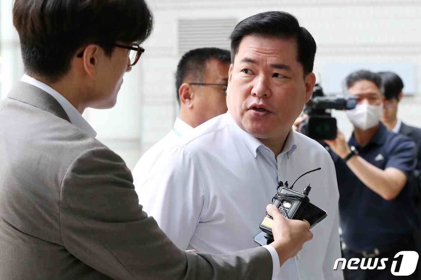 유동규 전 성남도시개발공사 기획본부장이 9일 오전 서울 서초구 중앙지방법원에서 열린 대장동 개발사업 관련 특정범죄가중처벌 등에 관한 법률위반(뇌물) 등 혐의 공판에 출석하며 취재진의 질문에 답하고 있다. 2023.6.9/뉴스1 © News1 민경석 기자