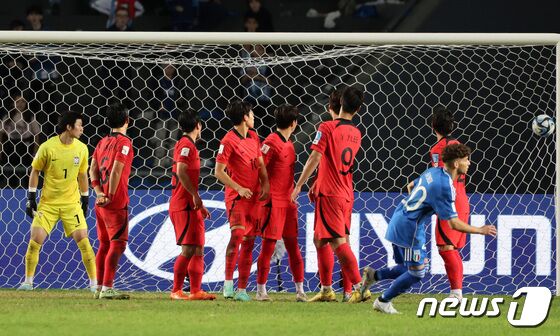 8일(현지시간) 아르헨티나 라플라타 라플라 스타디움에서 열린 'FIFA U-20 월드컵 아르헨티나 2023' 준결승전 한국과 이탈리아의 경기에서 이탈리아 시모네 파푼디에게 한국 대표팀이 두 번째 골을 허용하고 있다. 2023.6.9/뉴스1 © News1 이승배 기자