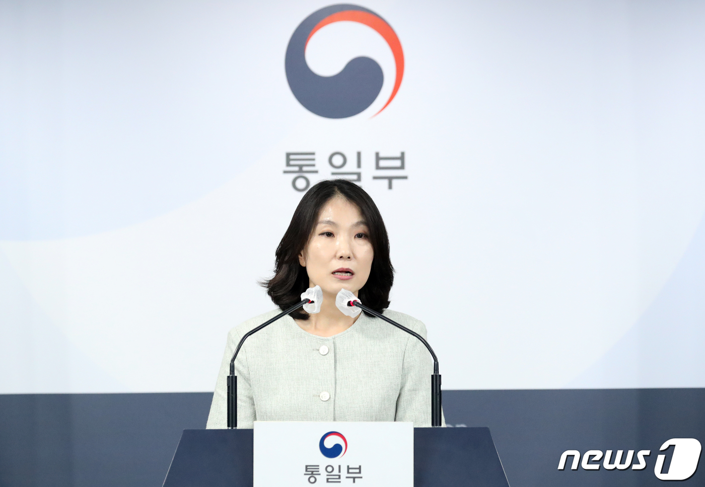 (서울=뉴스1) 김명섭 기자 = 이효정 통일부 부대변인이 9일 오전 서울 종로구 세종대로 정부서울청사에서 현재 남북 통신선이 단절되어 대북 통지문 발송이 어려운 상황이므로 언론을 …