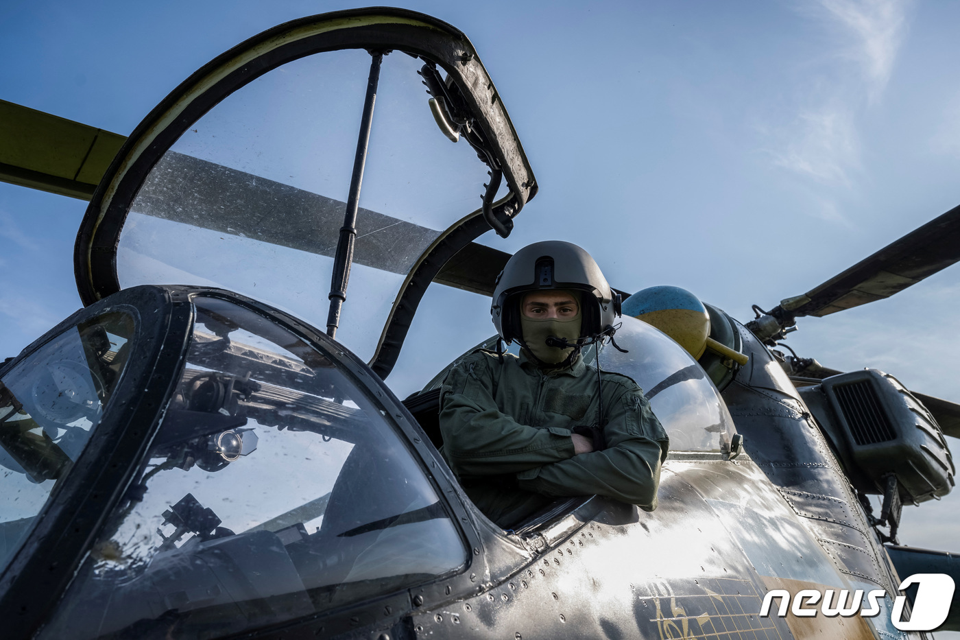 (드니프로 로이터=뉴스1) 우동명 기자 = 7일 (현지시간) 우크라이나 드니프로페트로우스크의 드니프로에서 병사가 Mi-24 전투 헬기 훈련 중 포즈를 취하고 있다. 2023.6.9 …