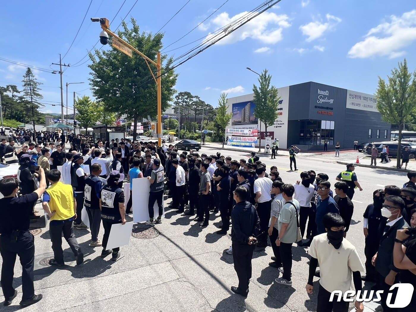 본문 이미지 -  9일 강원대 춘천캠퍼스 정문에서 긴급 기자회견을 마친 윤석열 퇴진 강원운동본부가 경찰이 피켓과 스피커 사용을 금지하자 양측이 충돌하고 있다.  2023.6.9 한귀섭 기자