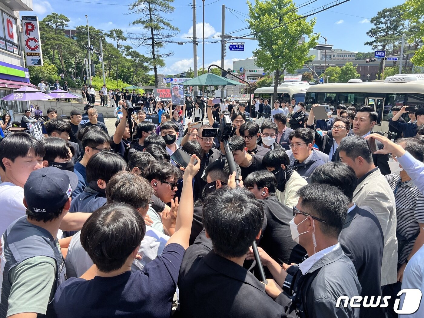 본문 이미지 -  9일 강원대 춘천캠퍼스 정문에서 긴급 기자회견을 마친 윤석열 퇴진 강원운동본부가 경찰이 피켓과 스피커 사용을 금지하자 양측이 충돌하고 있다.  2023.6.9 한귀섭 기자