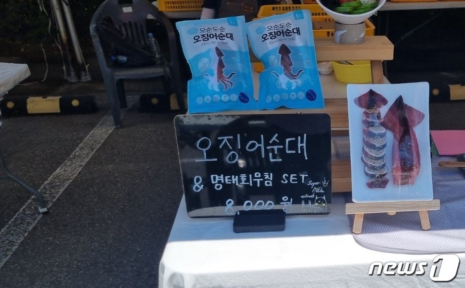 본문 이미지 - 9일 개막한 '2023 속초실향민문화축제' 먹거리 부스.2023.6.9/뉴스1 윤왕근 기자