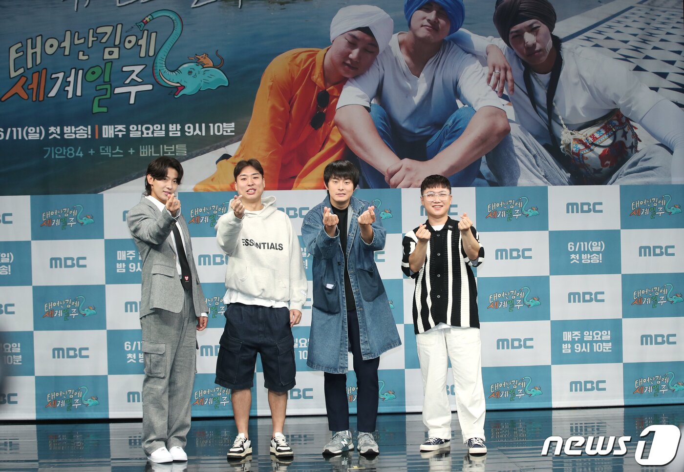 본문 이미지 - 방송인 덱스(왼쪽부터)와 김지우 PD, 기안84, 빠지보틀이 9일 오후 서울 마포구 MBC 골든마우스홀에서 열린 MBC 새 예능프로그램 ‘태어난 김에 세계일주2’(태계일주2) 제작발표회에서 포즈를 취하고 있다. ‘태계일주2’는 기안84의 버킷리스트이자 삶과 죽음이 공존하는 미지의 나라 인도 여행기를 그렸다. 2023.6.9/뉴스1 ⓒ News1 권현진 기자
