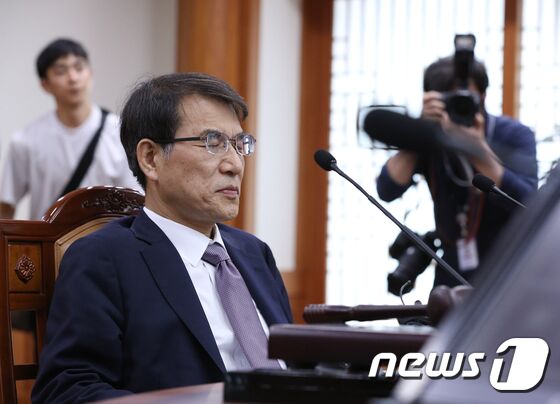 노태악 중앙선거관리위원회 위원장이 9일 오후 경기 과천시 중앙선거관리위원회에서 열린 선관위원회의에 참석하고 있다. 2023.6.9/뉴스1 © News1 신웅수 기자