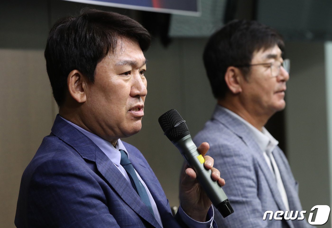 본문 이미지 - 조계현 KBO 전력강화위원회 위원장(왼쪽)과 류중일 아시안게임 야구 대표팀 감독이 9일 오후 서울 강남구 한국야구위원회(KBO)에서 2022 항저우 아시안게임 야구 국가대표팀 명단을 발표한 뒤 단상을 내려가고 있다.  2023.6.9/뉴스1 ⓒ News1 박지혜 기자