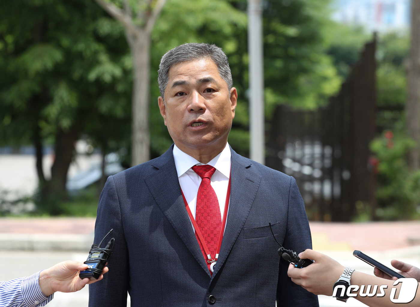 (과천=뉴스1) 신웅수 기자 = 민병삼 전 육군 대령이 9일 오후 경기 과천시 고위공직자범죄수사처(공수처)에 참고인 신분으로 출석하며 취재진의 질의에 답변하고 있다.공수처는 송영무 …