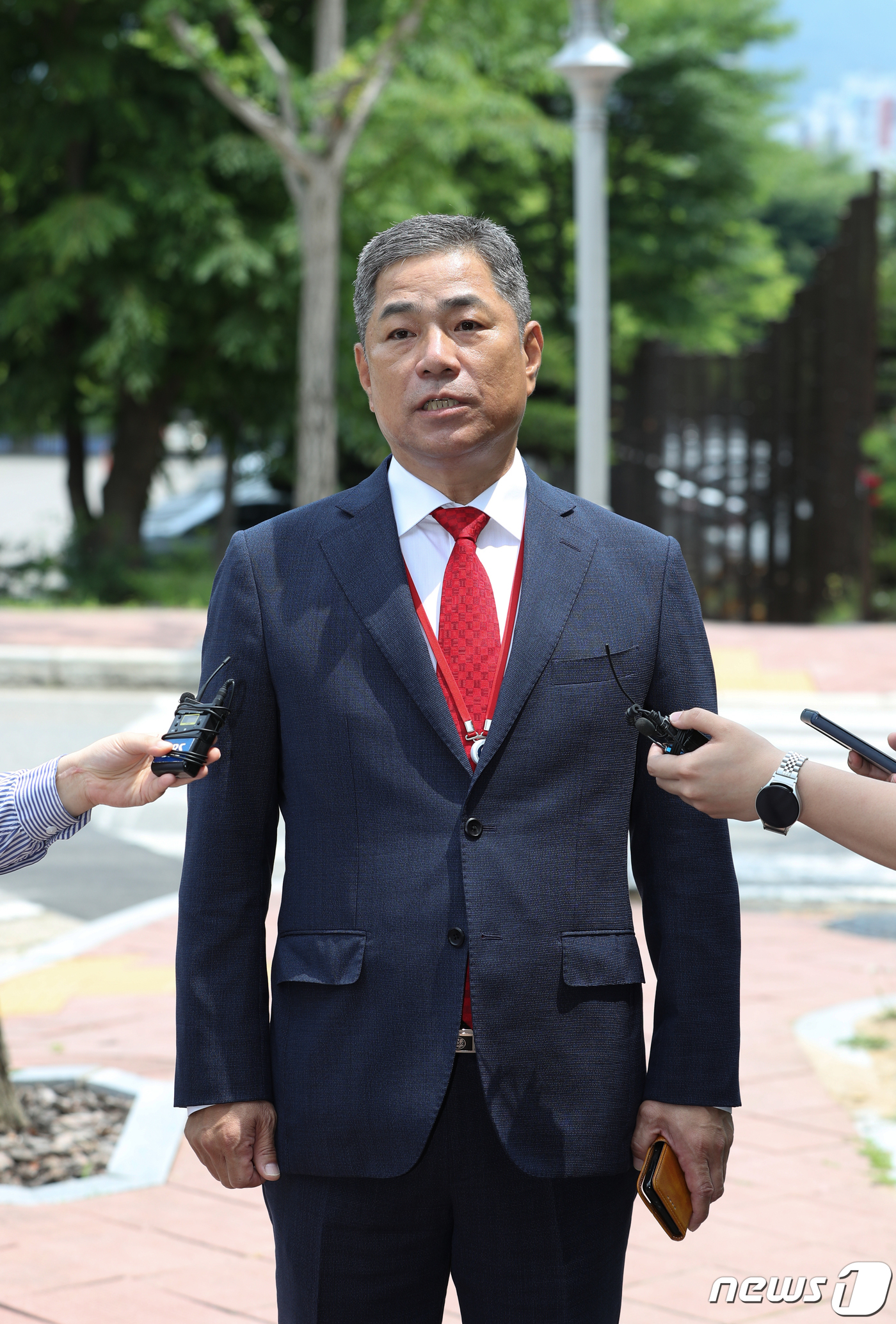 (과천=뉴스1) 신웅수 기자 = 민병삼 전 육군 대령이 9일 오후 경기 과천시 고위공직자범죄수사처(공수처)에 참고인 신분으로 출석하며 취재진의 질의에 답변하고 있다.공수처는 송영무 …