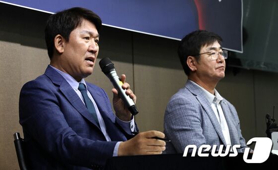 조계현 KBO 전력강화위원회 위원장(왼쪽)과 류중일 아시안게임 야구 대표팀 감독. /뉴스1 DB © News1 박지혜 기자