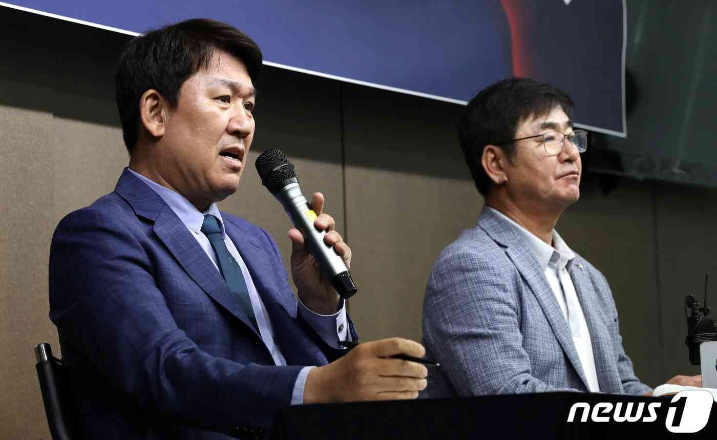조계현 KBO 전력강화위원회 위원장(왼쪽)과 류중일 아시안게임 야구 대표팀 감독. /뉴스1 DB © News1 박지혜 기자