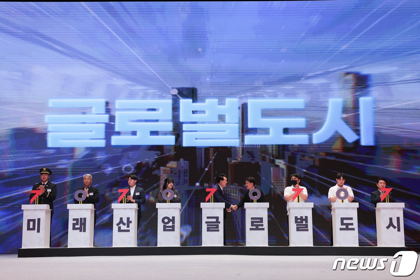 본문 이미지 - 윤석열 대통령이 지난 9일 강원도 춘천시 강원대학교 백령아트센터에서 열린 강원특별자치도 출범 기념식에서 기념 퍼포먼스를 마친 후 김진태 강원지사와 악수하고 있다. (대통령실 제공) ⓒ News1 오대일 기자