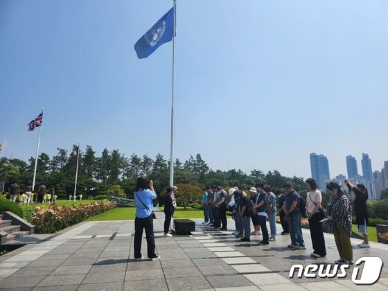 9일 부산 농아인 25명은 6월 호국보훈의 달을 맞아  유엔기념공원에서 추모 행사를 하고 있다.(부산관광공사 제공)