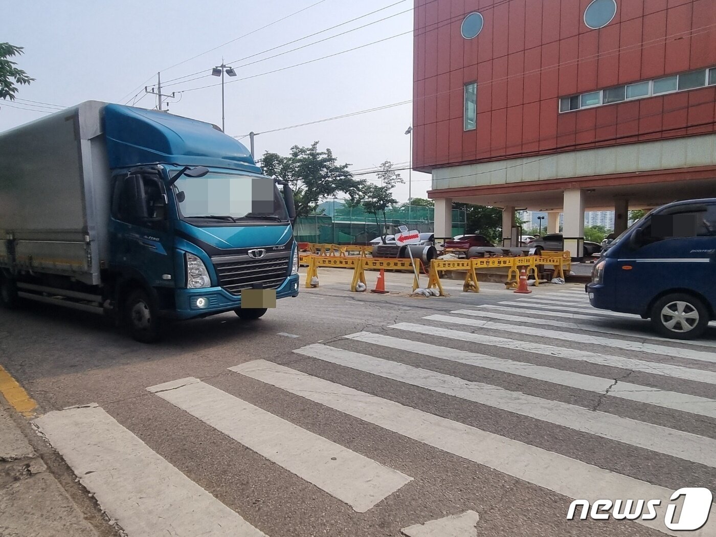 본문 이미지 - 대전 서구 정림동 '서구 국민체육센터' 앞 1개 차로에 공사 자재가 쌓여 있어 운전자들이 운행에 불편을 겪고 있다. /뉴스1ⓒNews1 김태진 기자